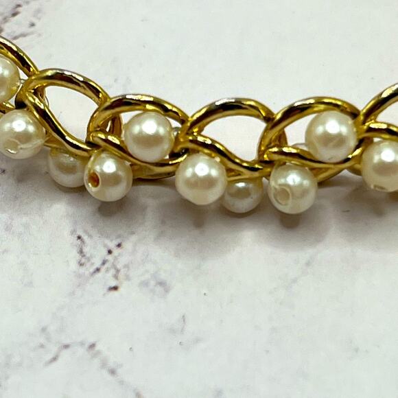 Vintage Richelieu gold tone, faux pearl chain bracelet with seashell clasp - Picture 4 of 8